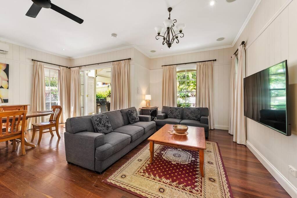 The Family Getaway ~ 3 Bed/2 Bath/1car ~ Wooloowin Holiday home Brisbane