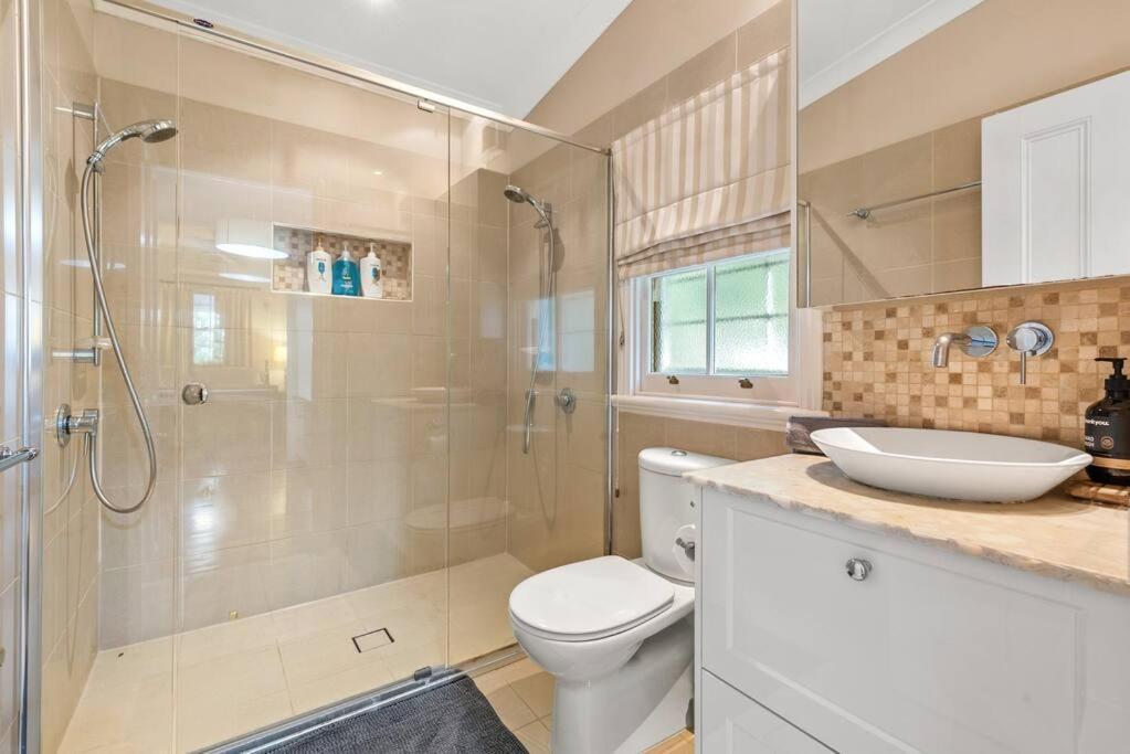 The Family Getaway ~ 3 Bed/2 Bath/1car ~ Wooloowin Holiday home