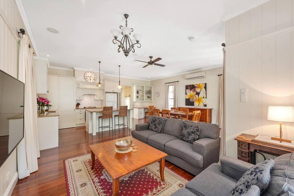 Holiday home The Family Getaway ~ 3 Bed/2 Bath/1car ~ Wooloowin *
