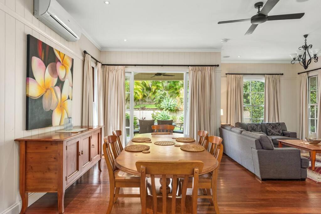 Holiday home The Family Getaway ~ 3 Bed/2 Bath/1car ~ Wooloowin *