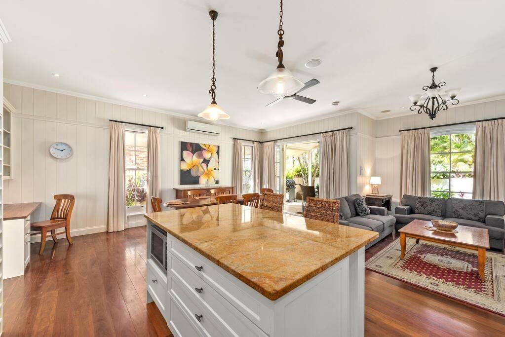 Holiday home The Family Getaway ~ 3 Bed/2 Bath/1car ~ Wooloowin *