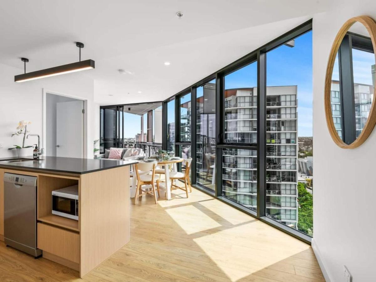 Chic Living W Sunset Views 2bd1