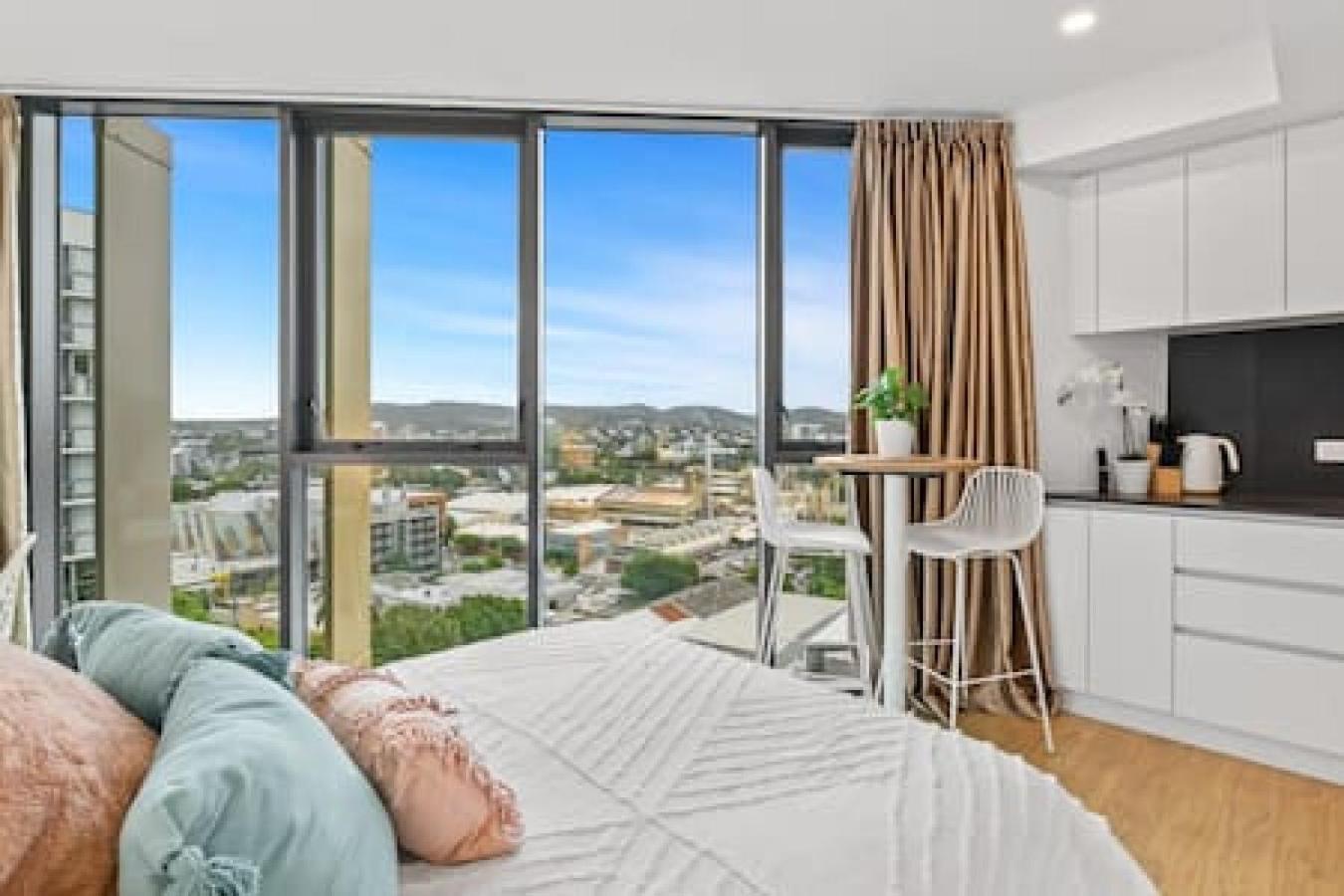 Chic Living W Sunset Views 2bd1 *
