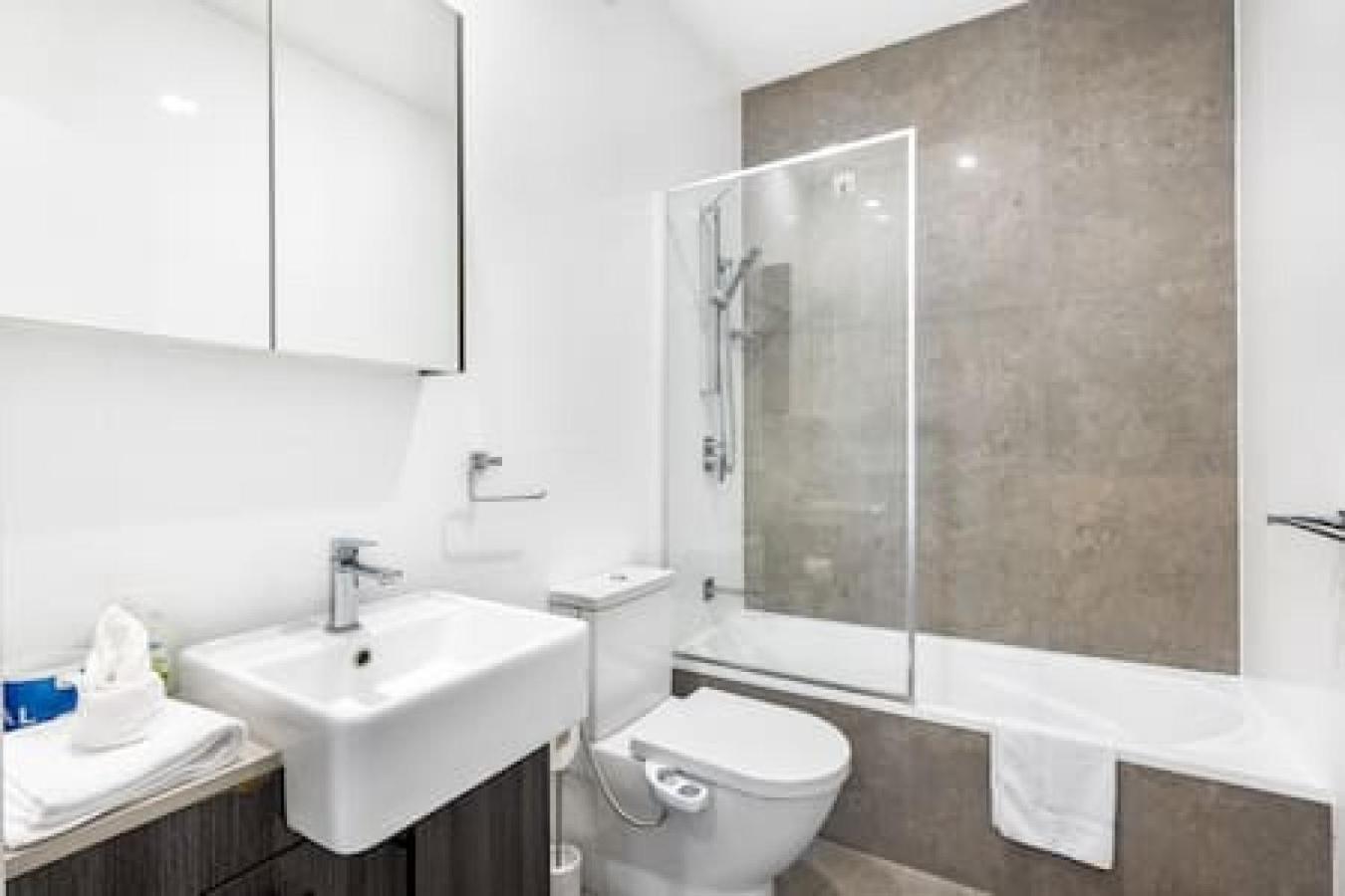 Of Toowong Neat Near Station Apartment