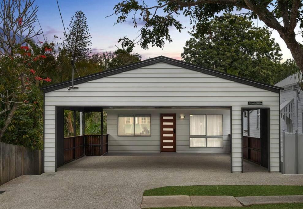 Holiday home 3br15ba House W Parking Close To Eastwood M8 Brisbane