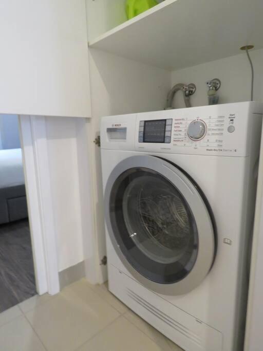 & Stylish! 1bed/1bath/1car ~ 5 Mins To Cbd *