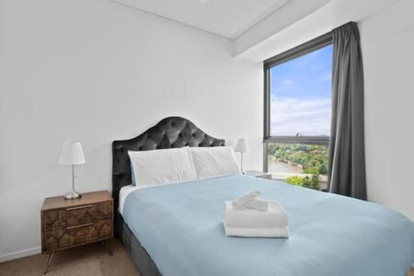 Stunning Water View 11th Floor 2br Apt Freeparking *