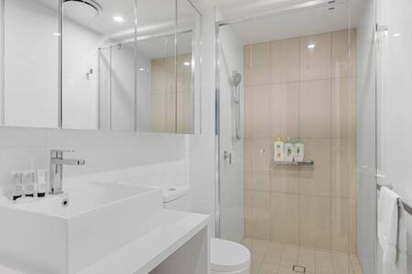 Holiday home 54q Abnb-style Opposite Lush Park Playground, Portside 2br Fpkg *