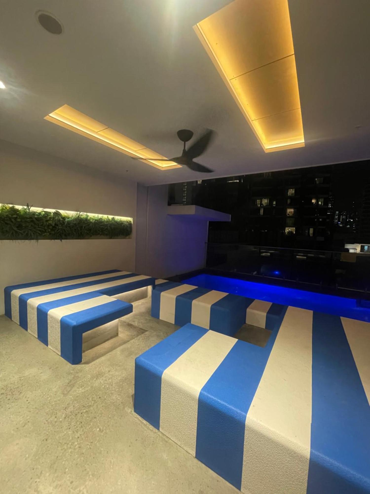 Apartment Views And Vibes - Free Parking - Great Location! *