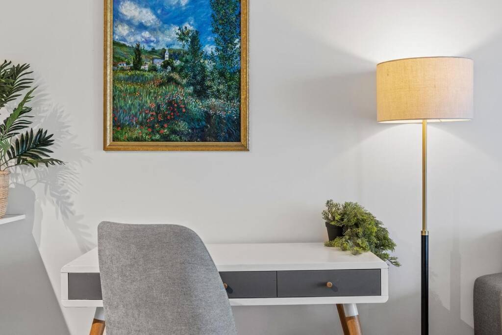 South Bank Living! ~ 1bed, 1bath, 1car, Balcony *