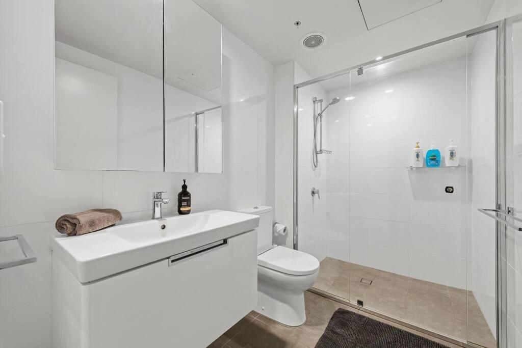 Apartment South Bank Living! ~ 1bed, 1bath, 1car, Balcony