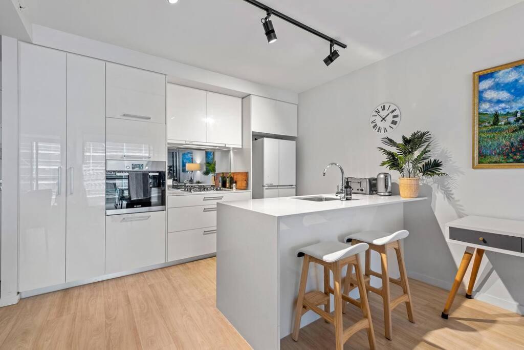 South Bank Living! ~ 1bed, 1bath, 1car, Balcony Brisbane