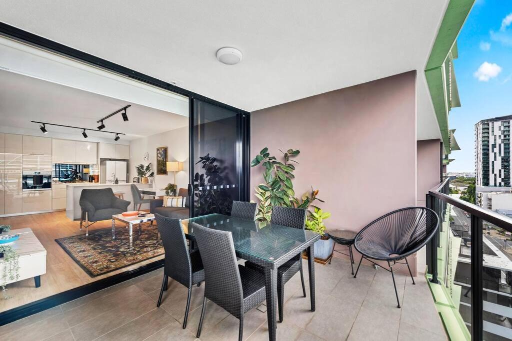 South Bank Living! ~ 1bed, 1bath, 1car, Balcony *