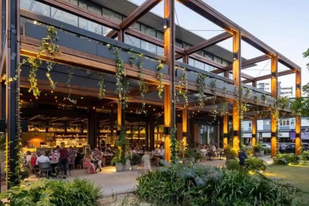 Apartment South Bank Living! ~ 1bed, 1bath, 1car, Balcony Brisbane