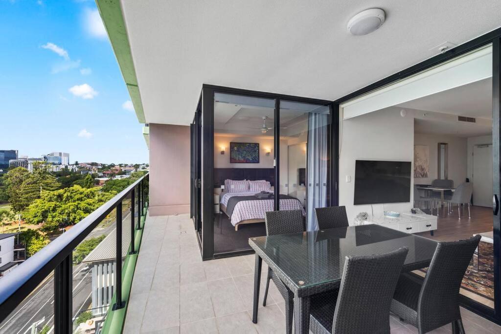 South Bank Living! ~ 1bed, 1bath, 1car, Balcony Apartment