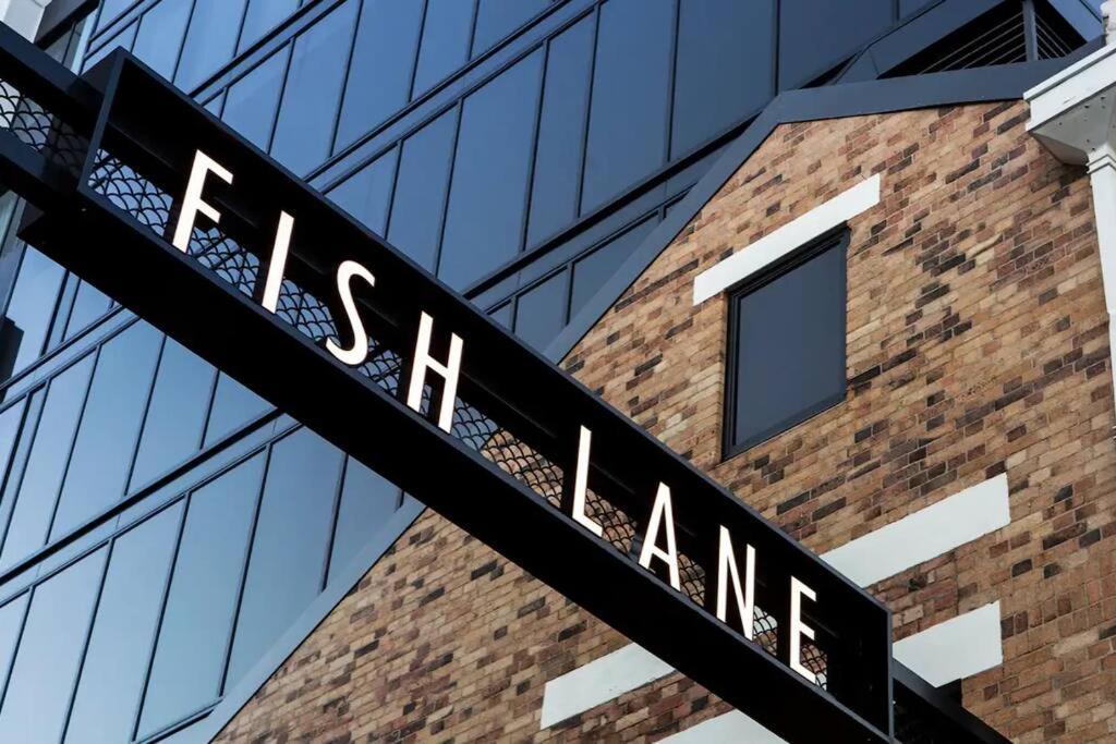 South Bank Living! ~ 1bed, 1bath, 1car, Balcony Apartment *