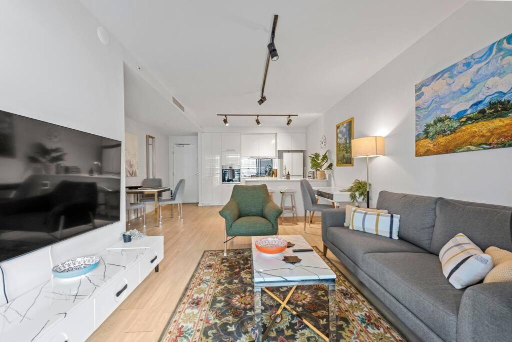 Apartment South Bank Living! ~ 1bed, 1bath, 1car, Balcony
