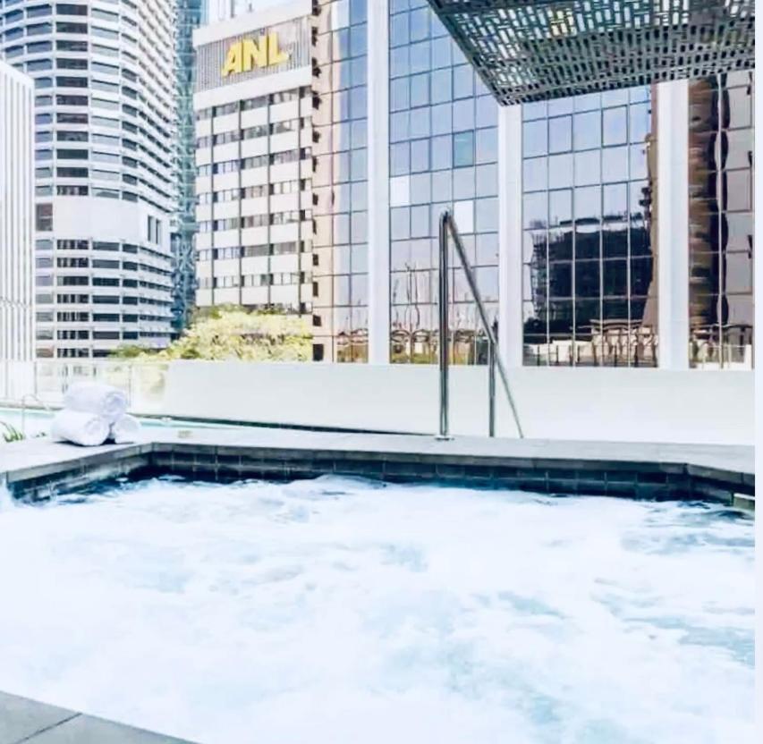 Break Panoramic River Views Free Parking Apartment