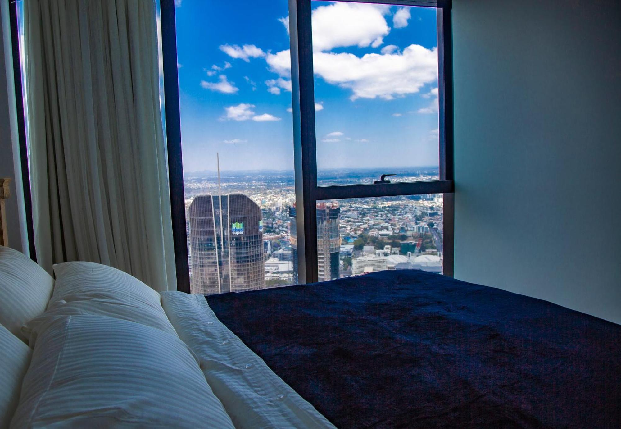 2 Bed 2 Bath In Cbd With Car Park Apartment *