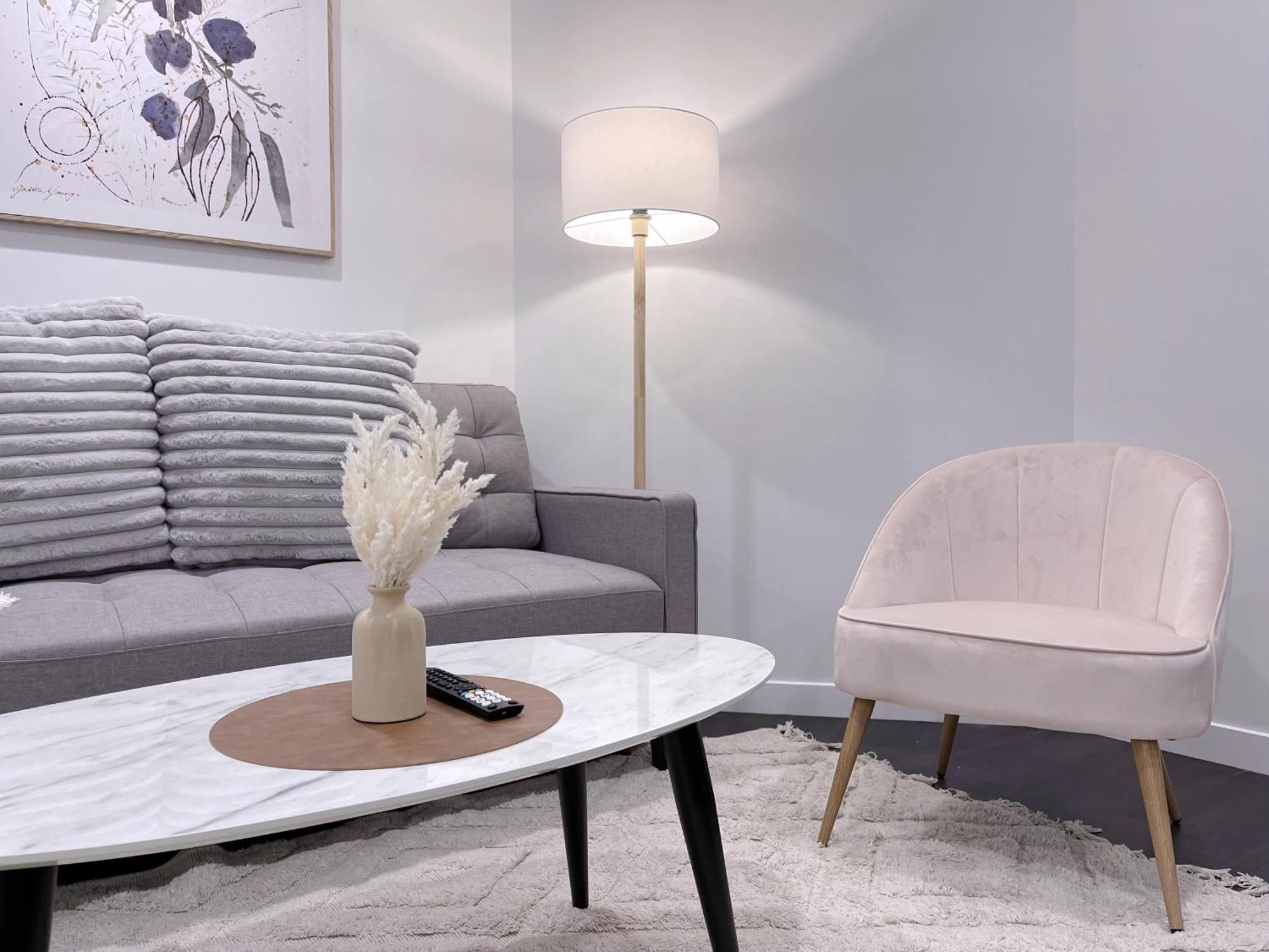 Riverfront Oasis 2bed Panoramic Riverview Apartment *