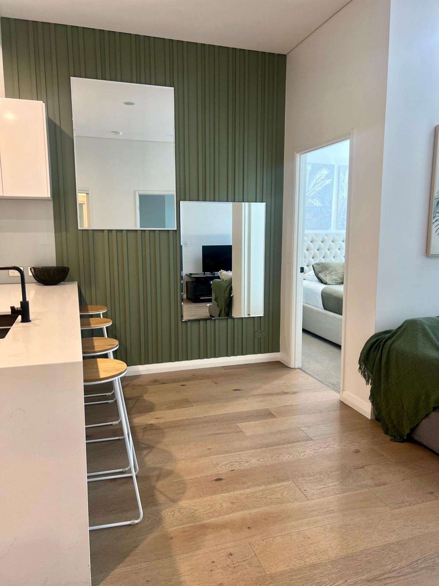 Great Located Unit/private Balcony, Pool,gym,parking Apartment