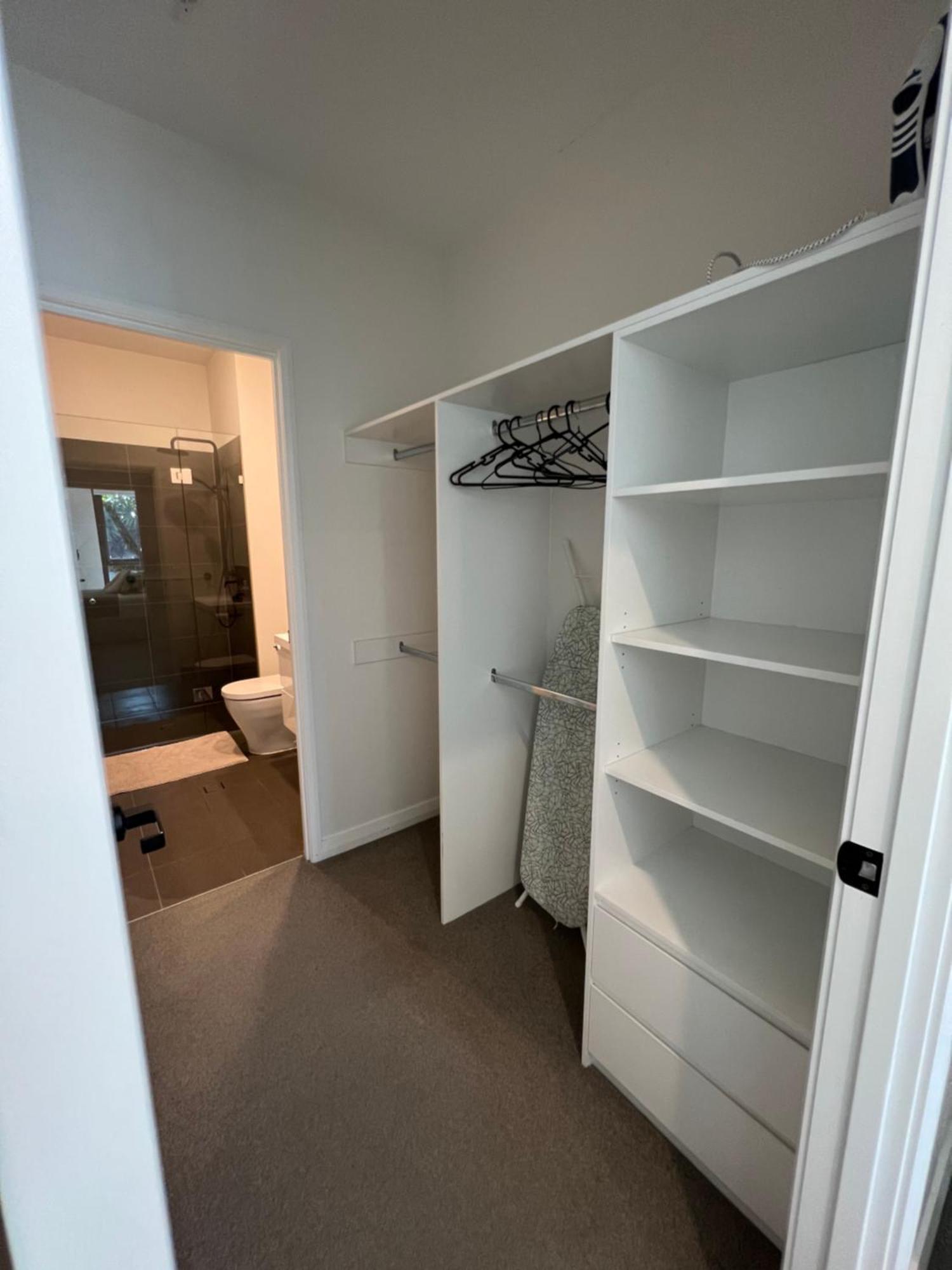 Great Located Unit/private Balcony, Pool,gym,parking * Brisbane