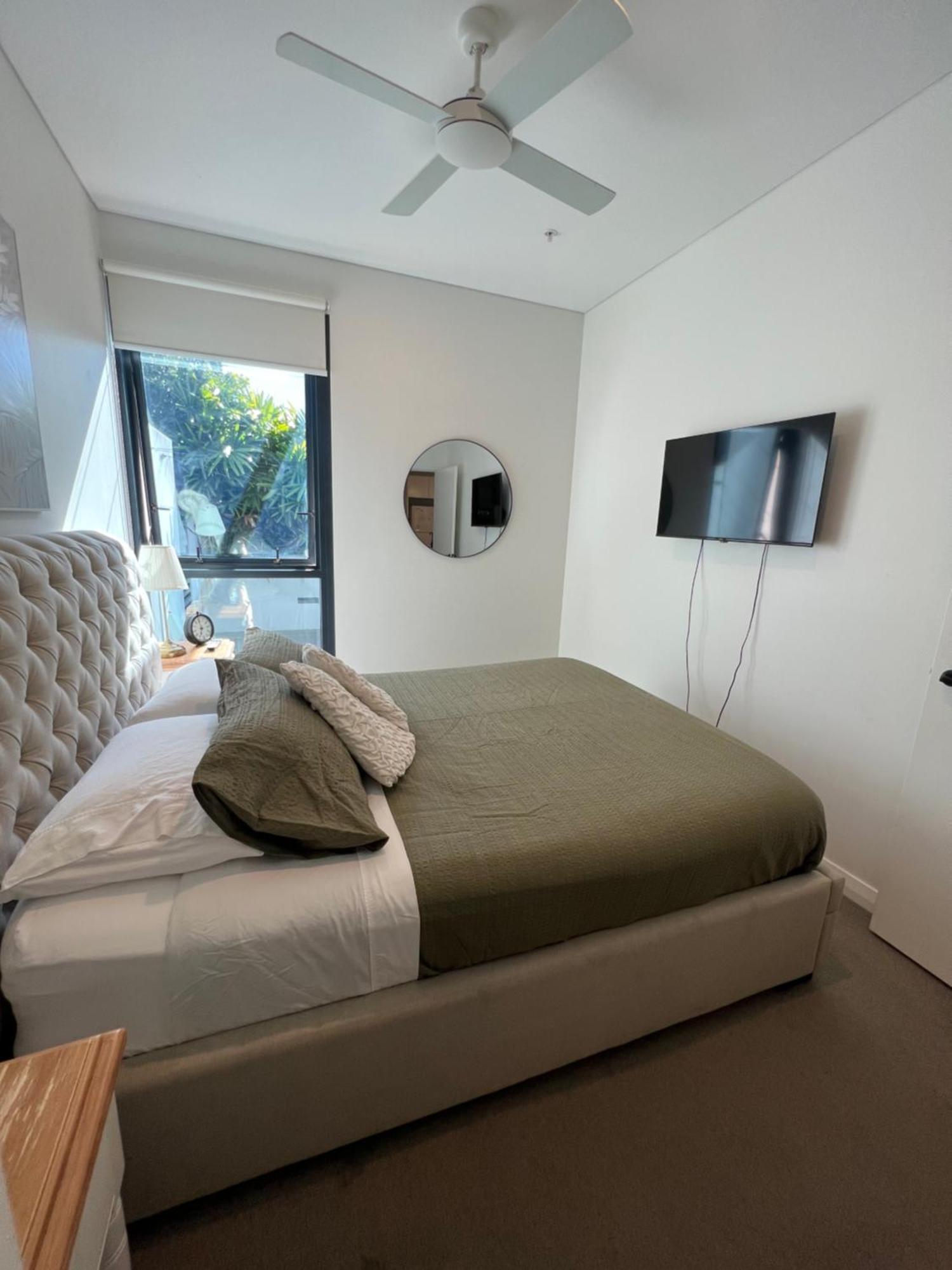 Apartment Great Located Unit/private Balcony, Pool,gym,parking
