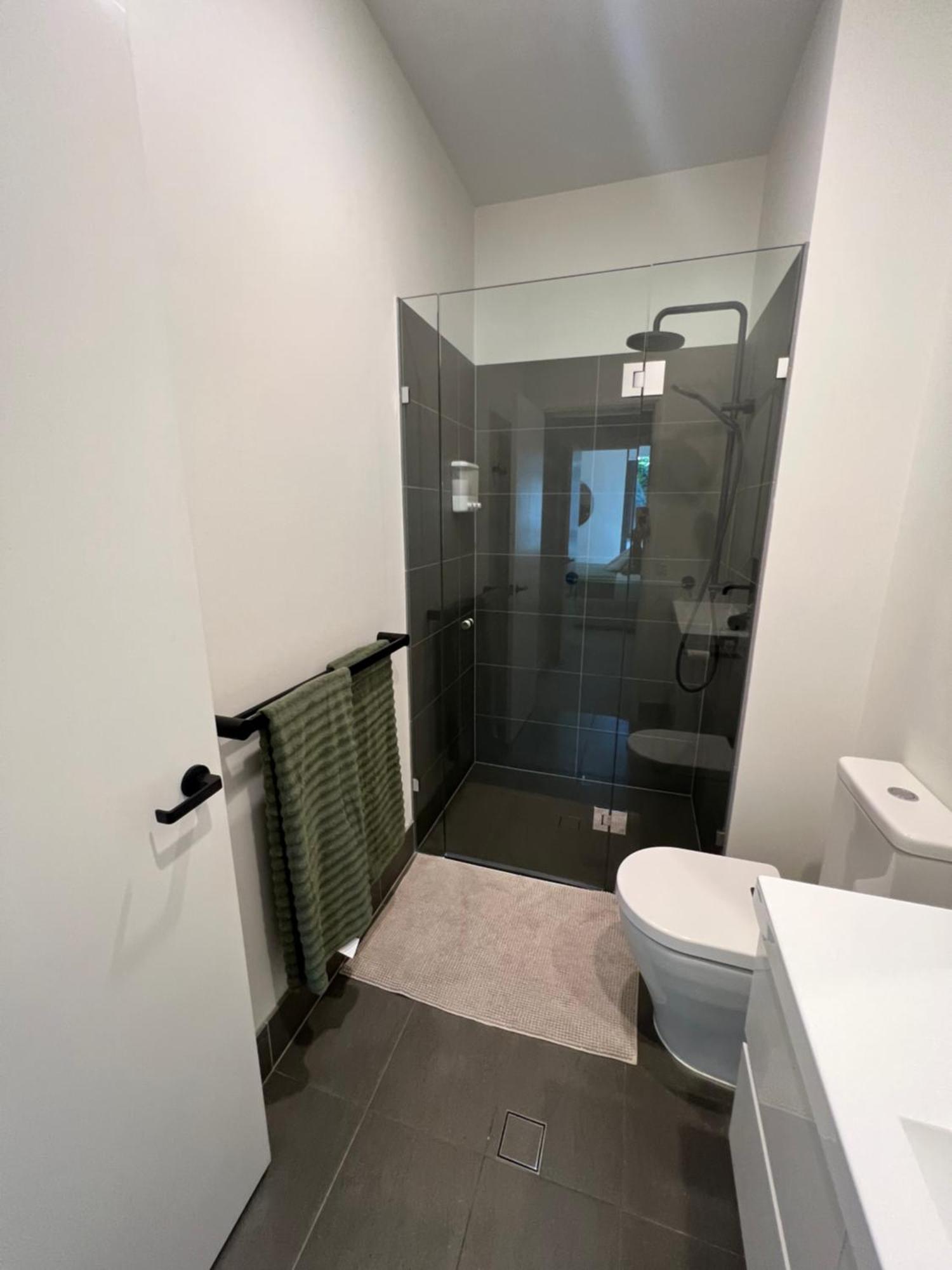 Apartment Great Located Unit/private Balcony, Pool,gym,parking