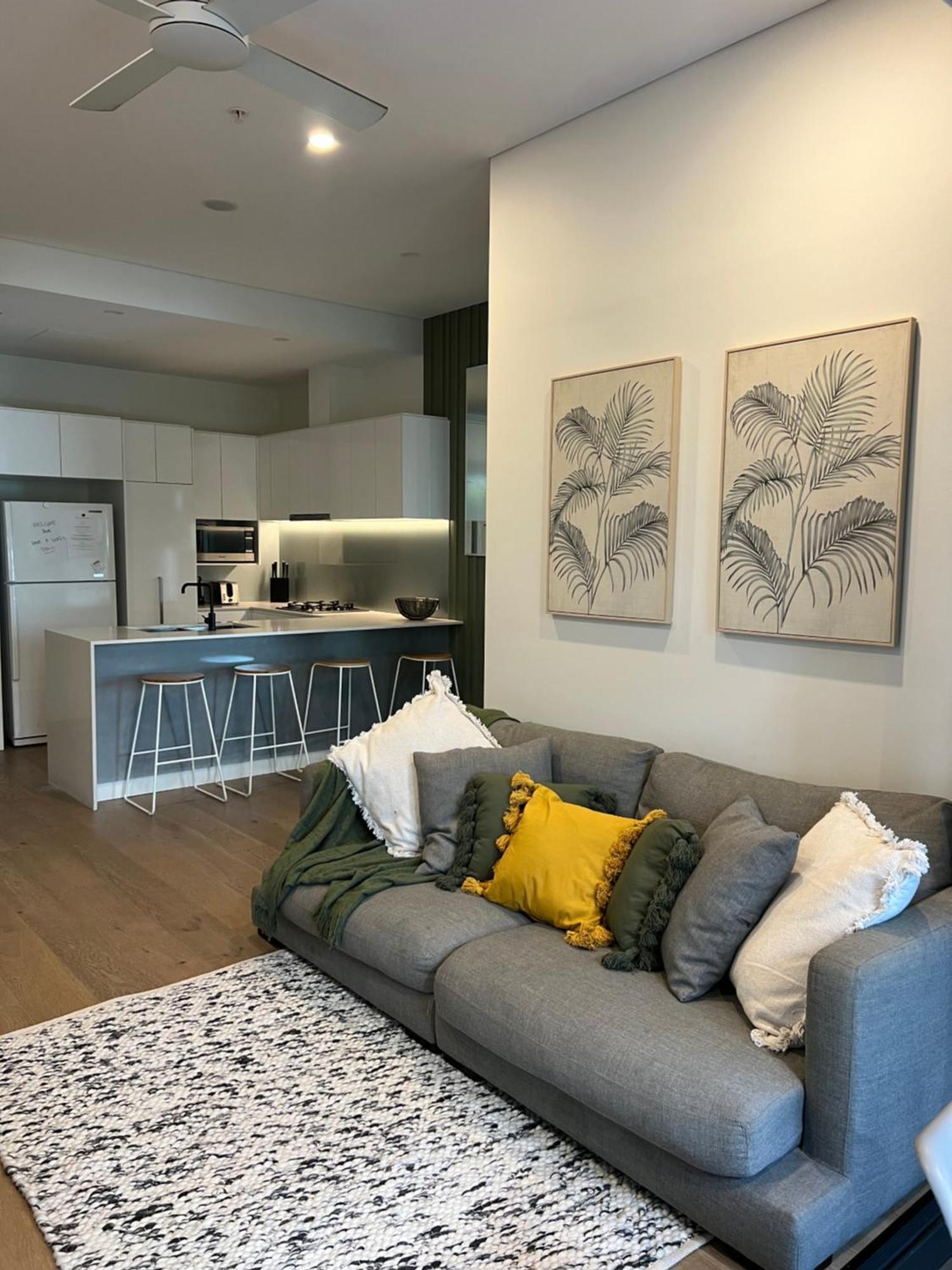 Great Located Unit/private Balcony, Pool,gym,parking Brisbane