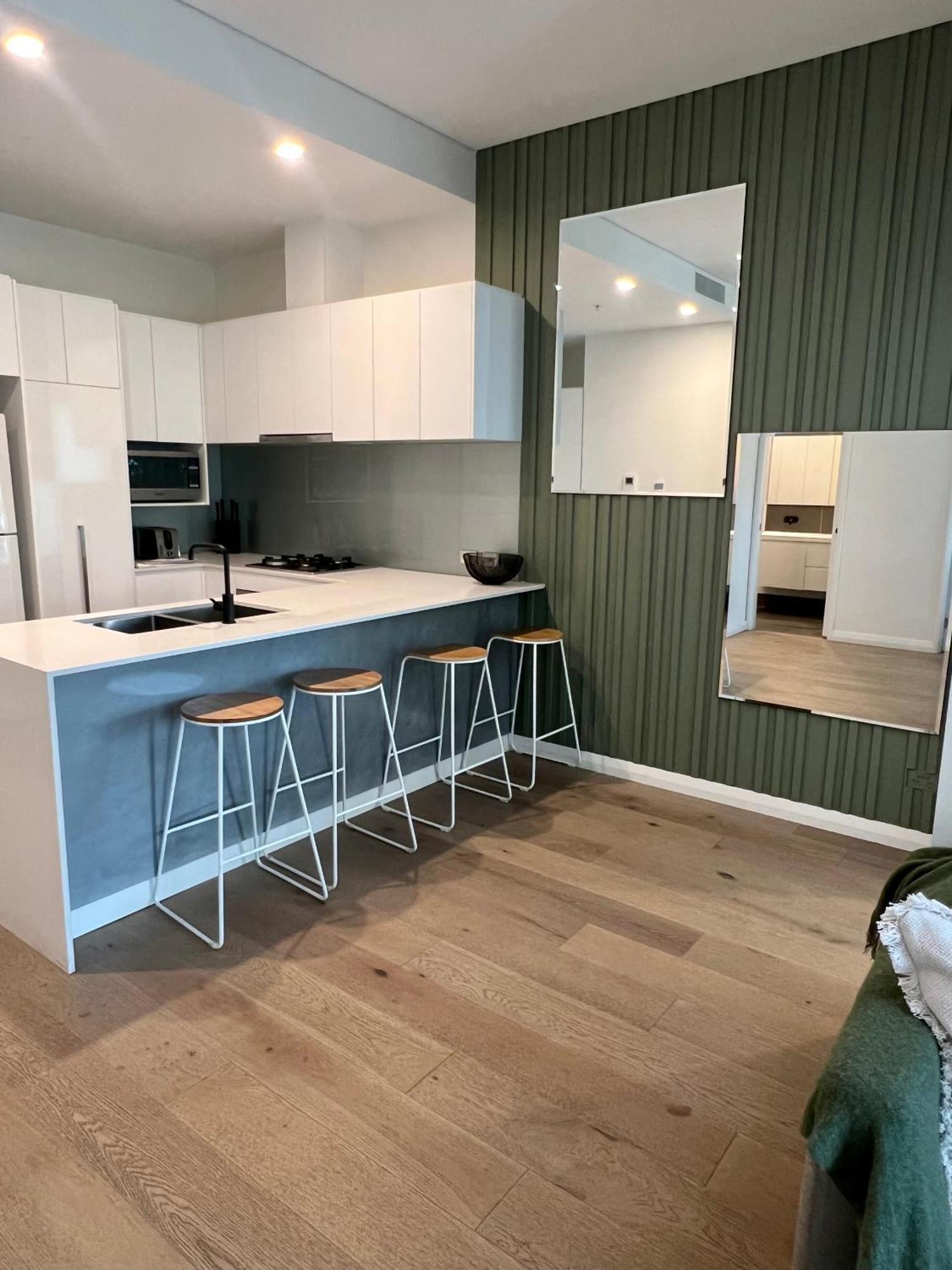 Great Located Unit/private Balcony, Pool,gym,parking *