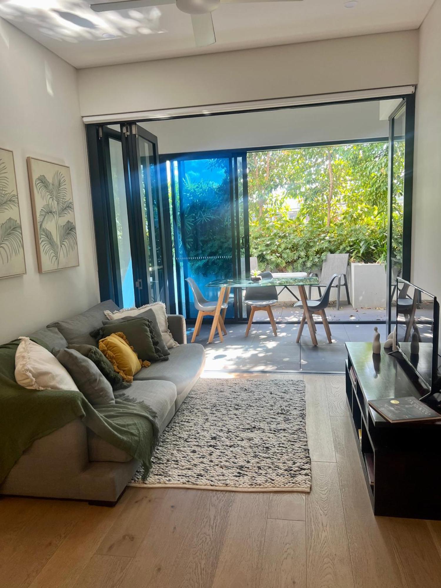 Great Located Unit/private Balcony, Pool,gym,parking Apartment *