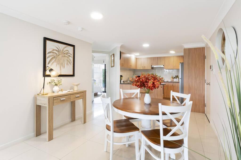 Spacious 2 Bed/2 Bath Garden Aircon * Brisbane