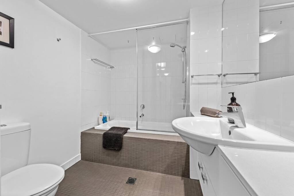Spacious & Peaceful! 1bed/2bath/1car ~ Cbd Apartment *