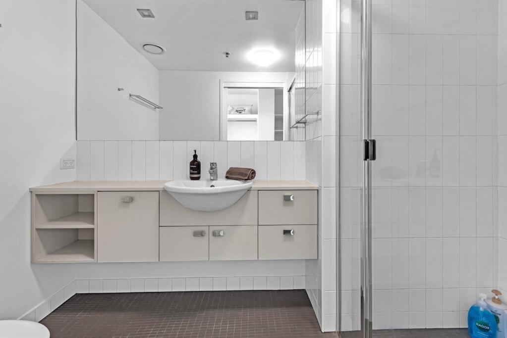 Spacious & Peaceful! 1bed/2bath/1car ~ Cbd Apartment