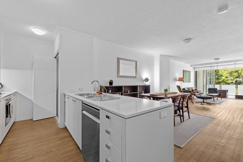 Spacious & Peaceful! 1bed/2bath/1car ~ Cbd Brisbane