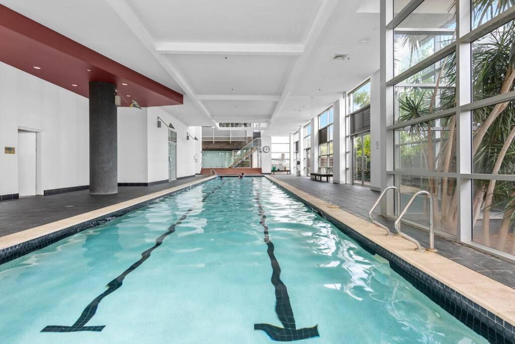 Spacious & Peaceful! 1bed/2bath/1car ~ Cbd Apartment