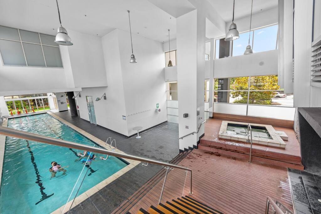 Spacious & Peaceful! 1bed/2bath/1car ~ Cbd