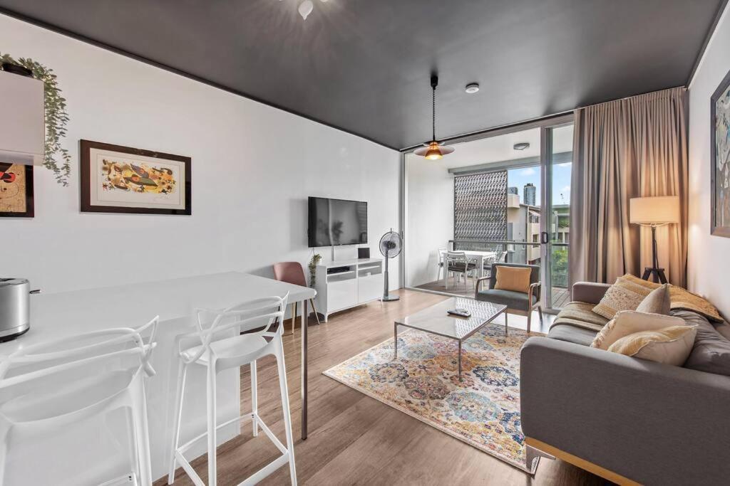 Apartment & Stylish! 1bed/1bath/1car ~ 5 Mins To Cbd Brisbane