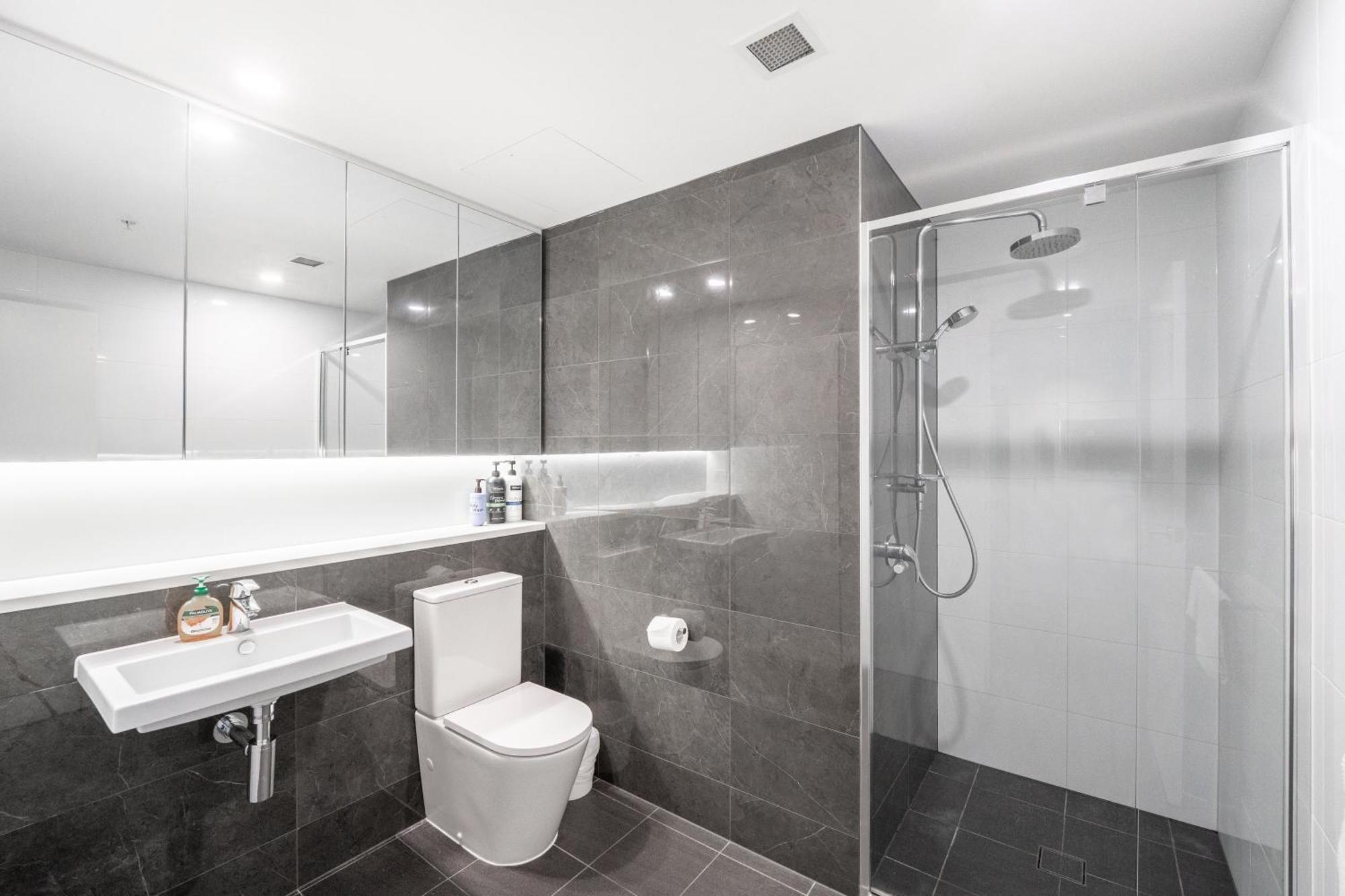 Cbd Riverview 2b1b W Shared Pool, Gym Apartment *