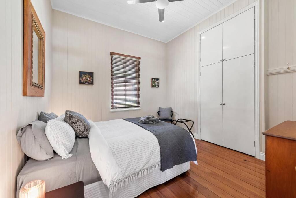 Poppy's Place! 4bed/1bath/2car/views/house ~bardon Brisbane