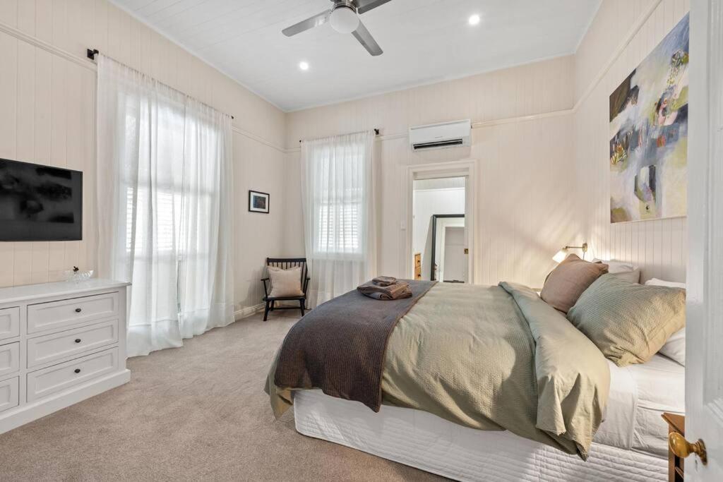 Poppy's Place! 4bed/1bath/2car/views/house ~bardon Brisbane
