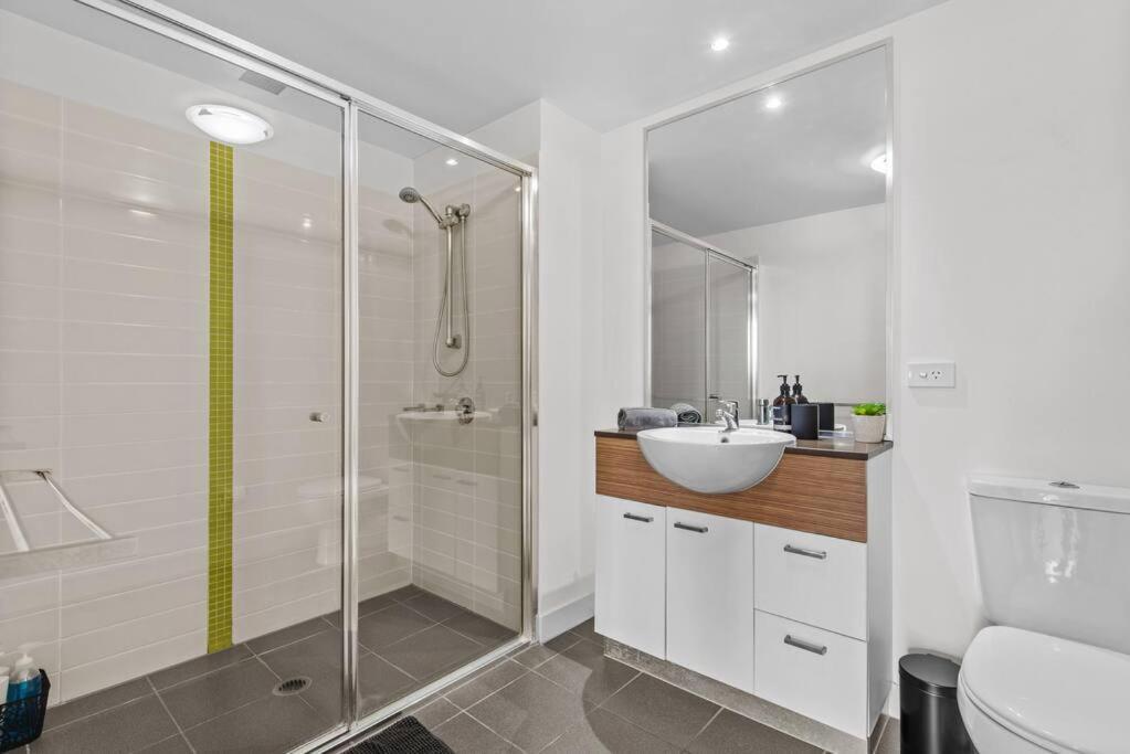 Centre! 1bed/1bath/study/1car/balcony ~ Cbd *