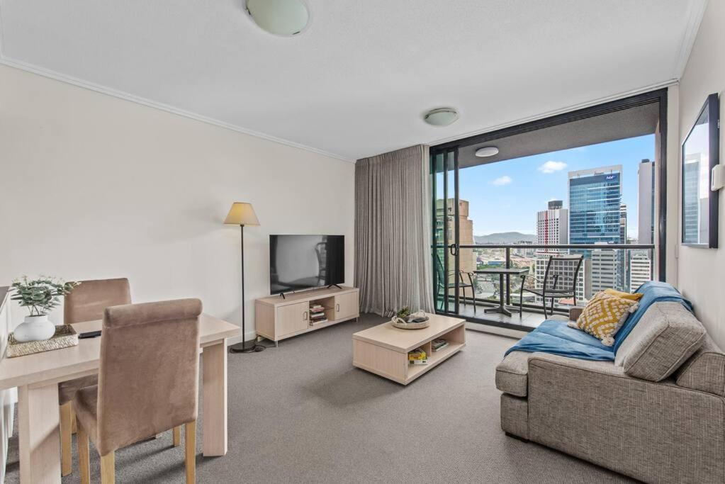 Centre! 1bed/1bath/study/1car/balcony ~ Cbd Brisbane