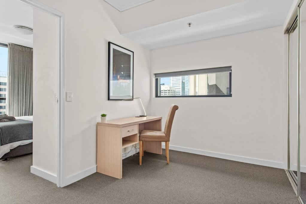 Centre! 1bed/1bath/study/1car/balcony ~ Cbd