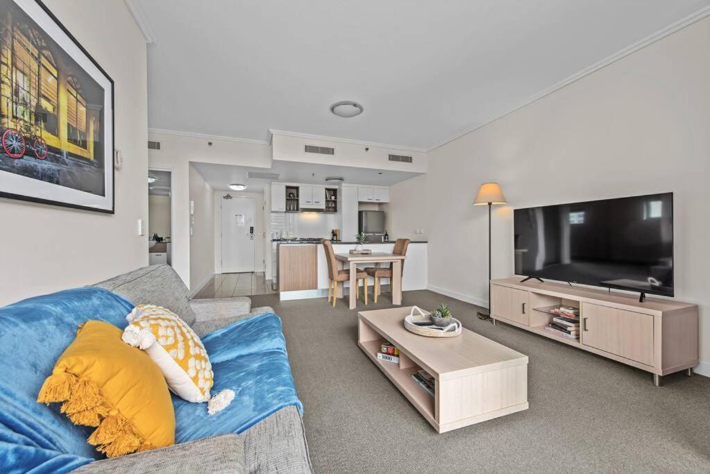 Apartment Centre! 1bed/1bath/study/1car/balcony ~ Cbd *