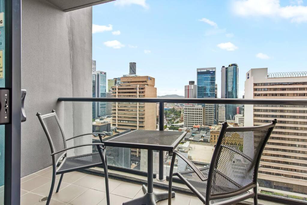 Centre! 1bed/1bath/study/1car/balcony ~ Cbd