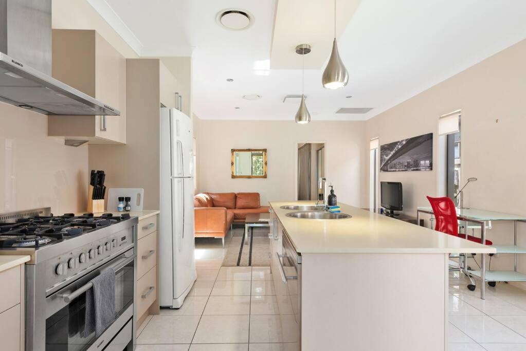 Impeccable Modern 1 Bedroom ~ Taringa Apartment *