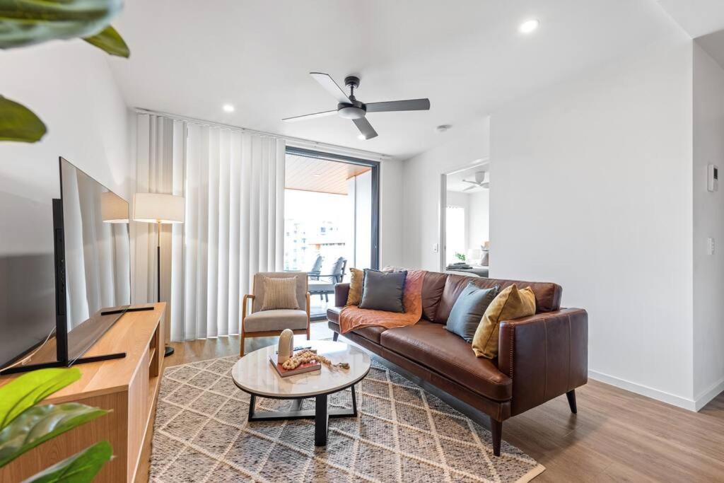 Stylish & Superb! 2bed/2bath/1car~ Walk To Cbd Apartment *