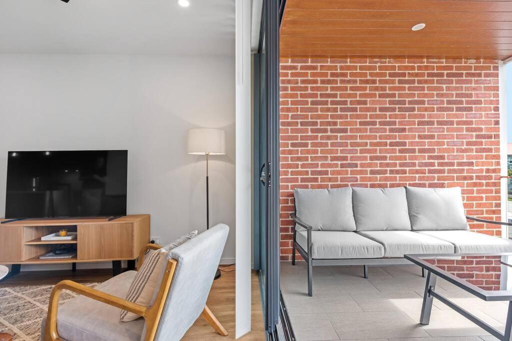 Stylish & Superb! 2bed/2bath/1car~ Walk To Cbd *