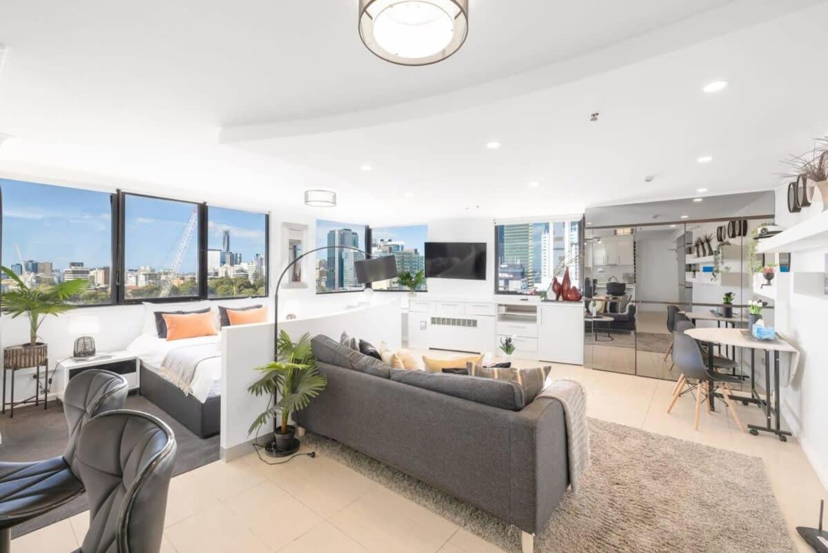 Heart Of Brisbane's Cbd High-level River Views Apartment *